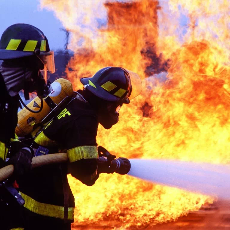 strażacy podczas gaszenia pożaru